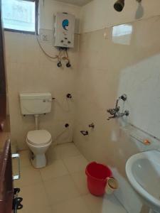 y baño con aseo y lavamanos. en Royal Guest House en Bharatpur