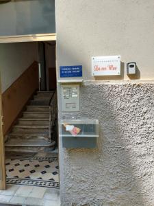 znak na boku budynku ze schodami w obiekcie DA me MAE w mieście La Spezia