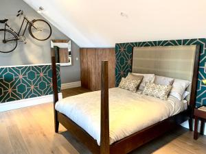 ein Schlafzimmer mit einem Bett mit einem Fahrrad an der Wand in der Unterkunft Scholar's Loft - Cosy & Close to Central Cambridge in Cambridge