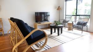 TV a/nebo společenská místnost v ubytování Combi's Cove Beachside Oasis
