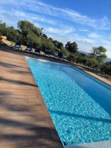 The swimming pool at or close to Villa avec piscine, vue mer et campagne.