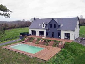una vista aérea de una casa con piscina en Villa avec piscine, vue mer et campagne., en Bonneville-sur-Touques