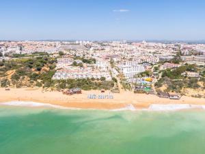 - une vue aérienne sur une plage avec des bâtiments dans l'établissement Entire Apartment 5min from Oura Beach, à Albufeira
