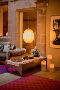 ein Wohnzimmer mit einem Sofa und einem Couchtisch in der Unterkunft Hotel Neri – Relais & Chateaux in Barcelona