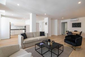 een woonkamer met een bank en een tafel bij Superb 90m2 apartment in the heart of Cannes - rue d'Antibes in Cannes