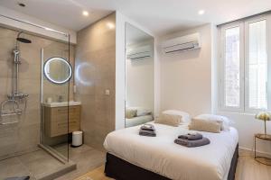 1 dormitorio con cama grande y ducha en Superb 90m2 apartment in the heart of Cannes - rue d'Antibes, en Cannes