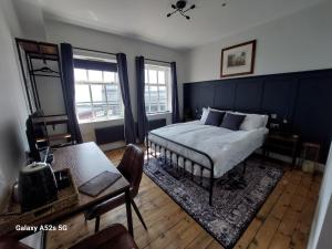 1 dormitorio con 1 cama, mesa y sillas en LONDONDERRYS Bar and Accommodation en Seaham