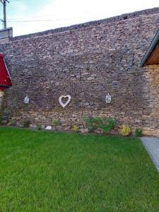 eine Ziegelmauer mit einem Herz darauf in der Unterkunft Villa Monica in Kráľovský Chlmec