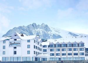Nespecifikovaný výhled na hory nebo výhled na hory při pohledu z hotelu