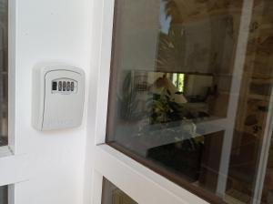 drzwi z oknem z termometrem w obiekcie Michel et Florence w mieście Peyrehorade