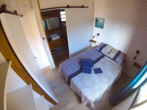 una vista aérea de una cama en un dormitorio en La Case Savane en Saint-Leu