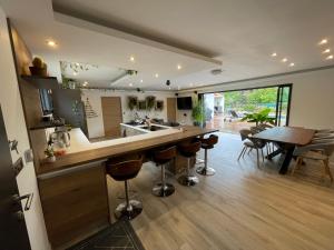 uma cozinha com um bar e uma sala de jantar com uma mesa em Villa L'olivier em Cuges-les-Pins