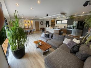 uma sala de estar com dois sofás e uma cozinha em Villa L'olivier em Cuges-les-Pins