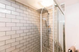 bagno con doccia e piastrelle bianche della metropolitana di Peaceful Apartment - Dedicated Free Parking - Walk to Centre, Uni, Hosp - Business and Leisure - Contact For Long Stays a Exeter