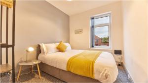 Habitación pequeña con cama y ventana en Host & Stay - Millbank Crescent Apartments en Bedlington