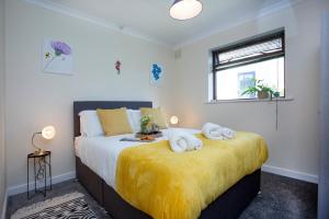 ein Schlafzimmer mit einem Bett mit Handtüchern darauf in der Unterkunft Breezes at Stoneleigh in Seaton