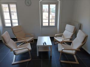 a waiting room with three chairs and a table at O'Couvent - Appartement 85 m2 - 2 chambres - A522 in Salins-les-Bains