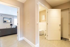 a bathroom with a toilet and a sink at Velvet 2-bedroom apartment, Conduit Lane, Hoddesdon in Hoddesdon +35 photos