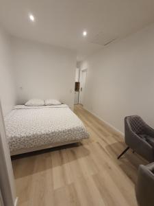 Ένα ή περισσότερα κρεβάτια σε δωμάτιο στο Studio calme dans villa habitée, parking privé et gratuit