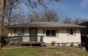 ein weißes Haus mit einer Veranda und einem Dach in der Unterkunft Best Deal in Knoxville in Knoxville