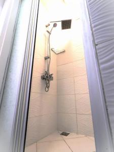 a shower with a shower head in a bathroom at Denizkizi butik otel in Küçükkuyu