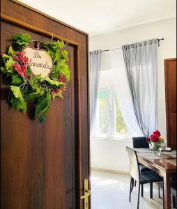 una stanza con una porta con una corona di fiori di “La Lavanda” in Maremma a Ischia di Castro