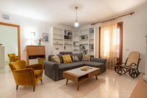 ein Wohnzimmer mit einem Sofa und einem Tisch in der Unterkunft La Casa di Dani in Lampedusa