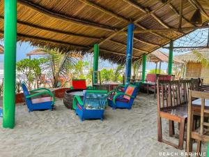 un grupo de sillas y mesas en una playa en Beach Bar Hue Hostel, en Hue