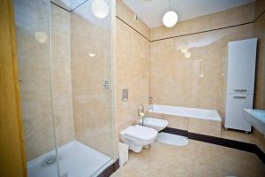 格地尼亞的住宿－豪華洛克菲勒海洋大廈公寓，浴室配有卫生间、淋浴和盥洗盆。