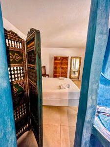- une chambre avec un lit dans l'établissement Can Iara, à Sant Miquel de Balansat