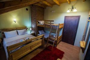 sypialnia z 2 łóżkami piętrowymi i drabiną w obiekcie Vila118 w mieście Voskopojë