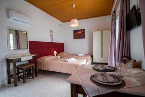 Кровать или кровати в номере Akis Villa Studios & Apartment with Pool by Hotelius