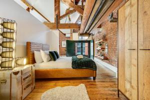 - une chambre avec un lit et un mur en briques dans l'établissement Host & Stay - Bands Warehouse VI, à Liverpool