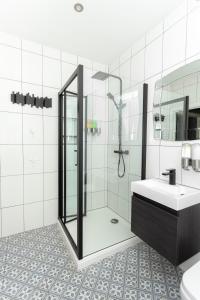 une salle de bain avec douche et lavabo dans l'établissement Sunbeam and Sundance Cosy House - Sleeps 14, à Whitstable