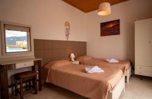 Кровать или кровати в номере Akis Villa Studios & Apartment with Pool by Hotelius