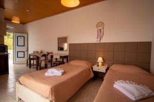 Кровать или кровати в номере Akis Villa Studios & Apartment with Pool by Hotelius