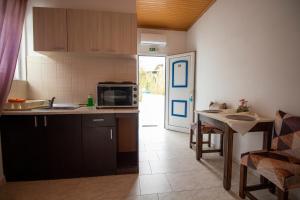 Кухня или мини-кухня в Akis Villa Studios & Apartment with Pool by Hotelius
