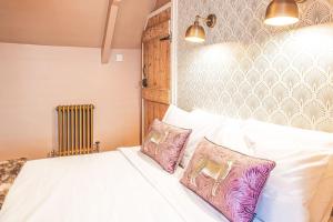 Minchinhampton的住宿－Maple Rose - 2 Bed with Garden in Minchinhampton!，卧室配有白色的床和2个枕头