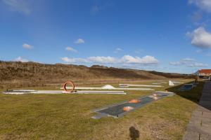 una fila de parques de patinaje en un campo de césped en Agger Holidays, en Vestervig