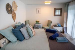 ein Schlafzimmer mit einem großen Bett mit Kissen in der Unterkunft Le Val des Cerfs - Het Hertendal in Hastière-par-delà