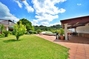 dom z patio i trawnikiem w obiekcie GALIHOST - Villa García w mieście Valga