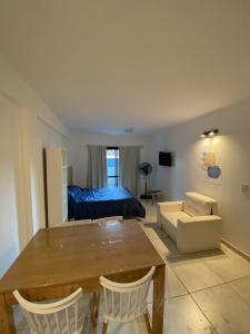 サンベルナルドにあるComplejo Aires 3のリビングルーム(ダイニングテーブル、ベッド付)