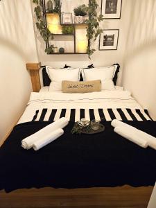 Voodi või voodid majutusasutuse Design Apt in Old Town-Free Parking-Balcony toas