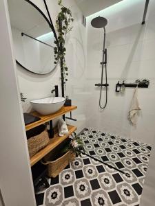 La salle de bains est pourvue d'un lavabo et d'un miroir. dans l'établissement Design Apt in Old Town-Free Parking-Balcony, à Bratislava