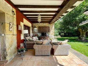 Część wypoczynkowa w obiekcie El palacio de Liaño pool chillout bbq