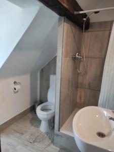 A bathroom at Bristol Apartments