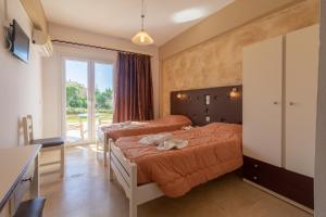 Кровать или кровати в номере Akis Villa Studios & Apartment with Pool by Hotelius +37 фотографий