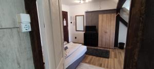 A television and/or entertainment centre at Bristol Apartments