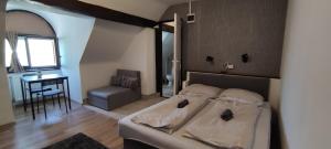 A bed or beds in a room at Bristol Apartments