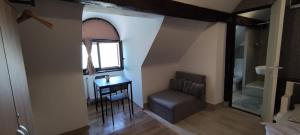A seating area at Bristol Apartments